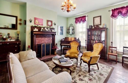 Glasgow House | Charming Carroll Cottage in Historic Downtown Glasgow, KY