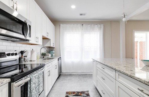 Issue Condo | Charming Coastal Getaway: Explore and Relax in our 2 Bedroom Downtown Rental