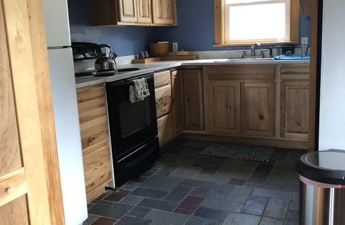 Madison Cottage | Charming Comfortable Cottage at Windcroft Stables