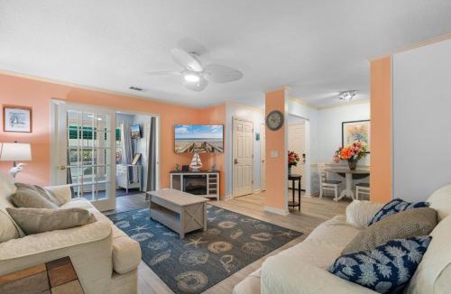 Vaught Apartment | Charming Condo in Savannah Shores- No Stairs! Close to Beach!