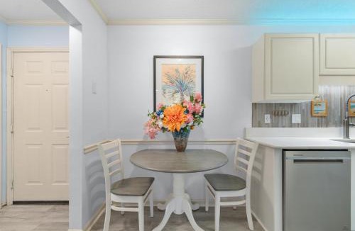 Vaught Apartment | Charming Condo in Savannah Shores- No Stairs! Close to Beach!