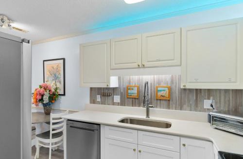 Vaught Apartment | Charming Condo in Savannah Shores- No Stairs! Close to Beach!