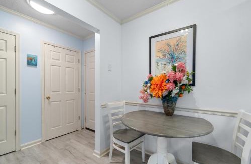Vaught Apartment | Charming Condo in Savannah Shores- No Stairs! Close to Beach!