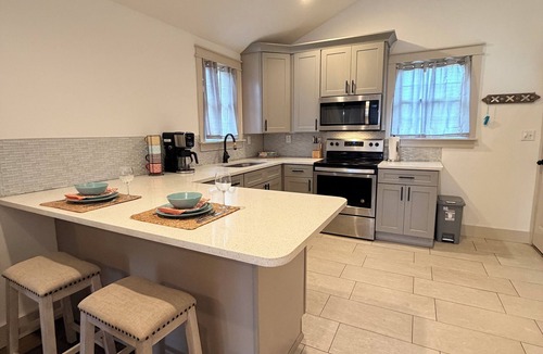 Greer House | Charming Cottage 2 BR/1ba home 2 minutes from DT Greer. 20 min to Greenville.