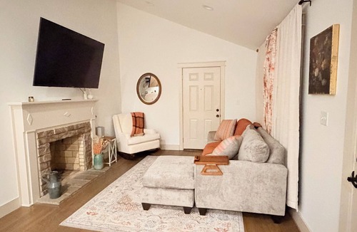Greer House | Charming Cottage 2 BR/1ba home 2 minutes from DT Greer. 20 min to Greenville.