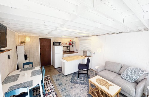 Utica Cottage | Charming cottage sleeps 3- river views in Jeffersonville - Utica, IN