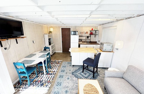 Utica Cottage | Charming cottage sleeps 3- river views in Jeffersonville - Utica, IN