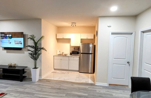 Glenarden House | Charming & cozi Basement in a Family-Friendly Lanham Neighborhood, MD.