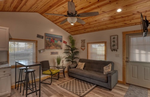 Senecaville Cottage | Charming & Cozy 1-bedroom cottage at Seneca Lake, Senecaville. OH