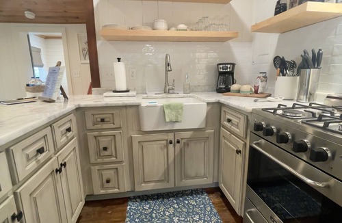Rocky Bottom Cabin | Charming, Cozy and Creekside Sassafras Mountain Cabin Near Amazing Waterfalls