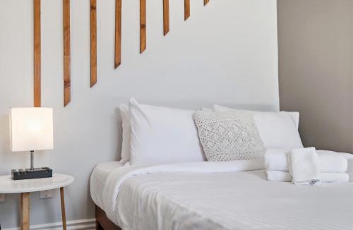 Beechmont House | Charming Historic Foursquare Home 4BR Backyard