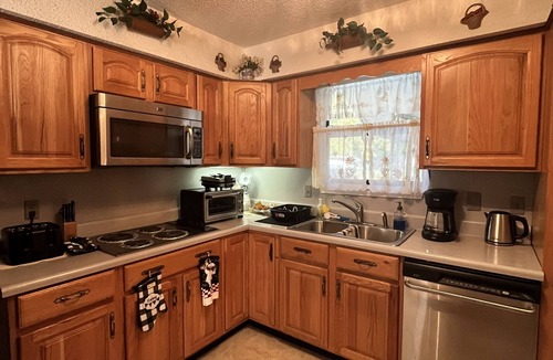 Piney Green House | Charming home 5 minutes to Camp Lejeune and Beaches