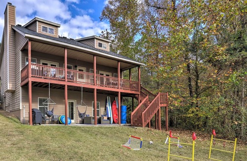 Hardwick Cottage | Charming Home with Fire Pit on Lake Sinclair!