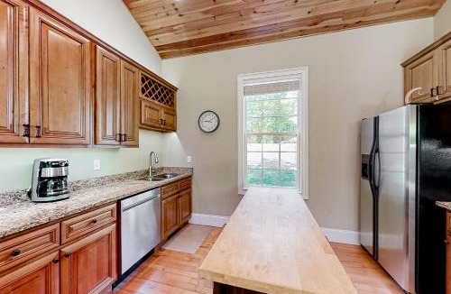 Sharps Chapel House | Charming Lakefront Home Sleep 12 Dock Boat Launch