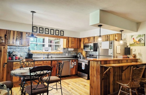 Fort Payne Cabin | Charming Lakeside Cabin on Lookout mountain, by Little River Canyon!