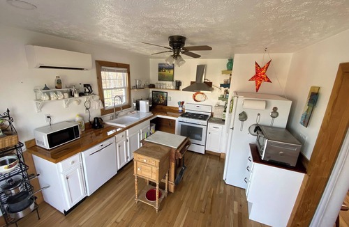 Lake Waccamaw Cottage | Charming Lakeview Cottage. Private access. Two Paddleboards provided.