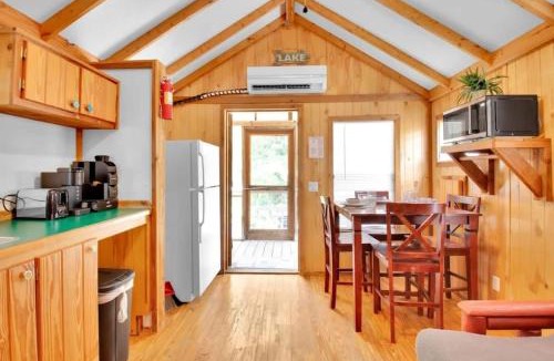 Bloomington House | Charming Log Cabin in Bloomington