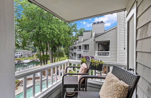 Mount Mourne Condo | "Charming Penthouse with Quaint Cove & Pool Views at Lake Norman!"