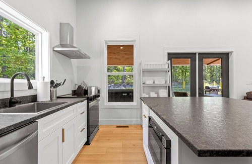 Flintstone House | Charming retreat minutes from Chattanooga & Lookout Mountain. Sleeps 7!