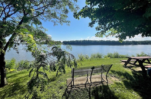 Aurora House | Charming river view 2-bedroom home in Aurora WiFi AC creation museum and ARK