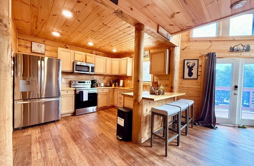 Sevierville Cabin | Charming Smoke Mountain Dream, Near Dollywood, Pool, Pet Friendly, Sleeps 8