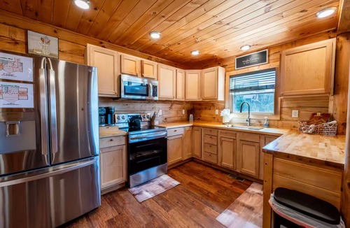 Sevierville Cabin | Charming Smoke Mountain Dream, Near Dollywood, Pool, Pet Friendly, Sleeps 8