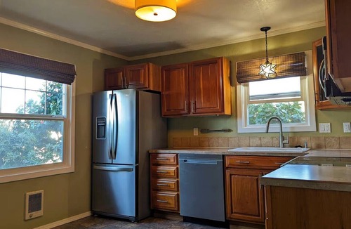 Southeast Eugene House | Charming South Eugene home, huge yard! Pet friendly!