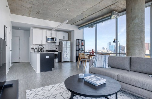 South Loop Apartment | Charming South Loop 2BR w/Gym & Roof, nr Grant Park, by Blueground