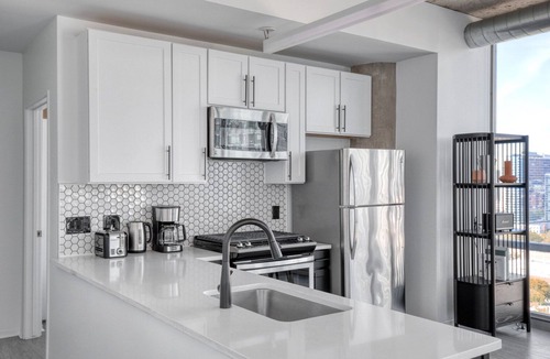 South Loop Apartment | Charming South Loop 2BR w/Gym & Roof, nr Grant Park, by Blueground