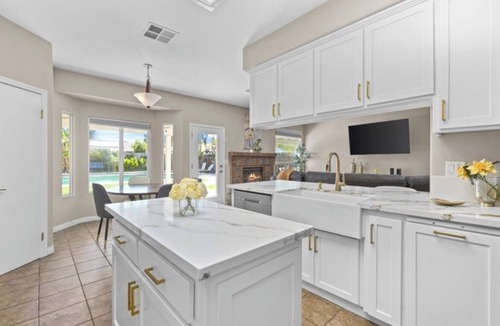 Greenacres House | Charming spacious 4 Bed house with WiFi and AC large backyard and pool.
