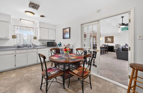 Greensboro House | Charming spacious 4BR Near Airport & Hospitals - Family & Group Friendly