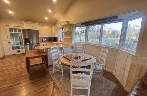 Paradise House | Charming Spacious Country Home 15 min from Logan.