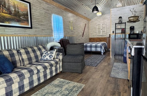 Pangburn Cabin | Charming tiny home in delightful Pangburn near Little Red River - pet friendly