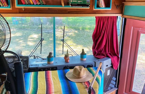 Cortez Apartment | Charming Tiny Home/school bus conversion in marvelous Cortez with WiFi