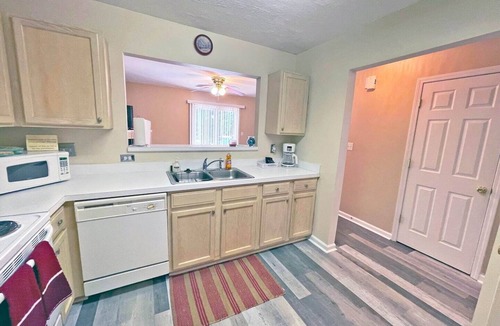Sunset Road House | Charming Townhome Close to Uptown | Free Parking
