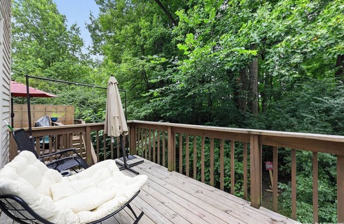 Wheaton House | Charming Townhome Near Metro & Parks