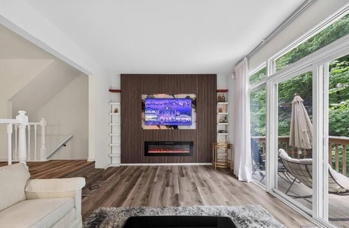 Wheaton House | Charming Townhome Near Metro & Parks