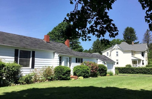 Tazewell Cottage | Charming Two-Bedroom Cottage Rental in a Quiet Countryside Setting near the Appalachian Trail, Burke´s Garden, Virginia