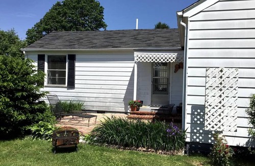 Tazewell Cottage | Charming Two-Bedroom Cottage Rental in a Quiet Countryside Setting near the Appalachian Trail, Burke´s Garden, Virginia