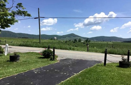 Tazewell Cottage | Charming Two-Bedroom Cottage Rental in a Quiet Countryside Setting near the Appalachian Trail, Burke´s Garden, Virginia