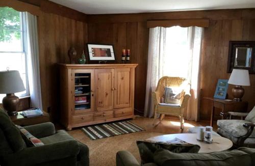 Tazewell House | Charming Two-Bedroom Cottage Rental in a Quiet Countryside Setting near the Appalachian Trail, Burke´s Garden, Virginia