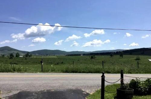 Tazewell House | Charming Two-Bedroom Cottage Rental in a Quiet Countryside Setting near the Appalachian Trail, Burke´s Garden, Virginia