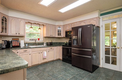 Tool House | Charming waterfront getaway with great water access.