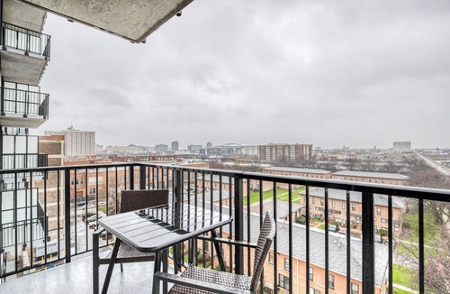 Near West Side Apartment | Charming West Loop 2BR w/Gym & Rooftop, nr Union Park, by Blueground