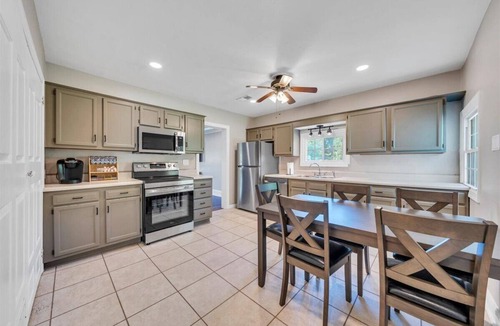 Daleville House | Charming Whole House In The Heart of Daleville