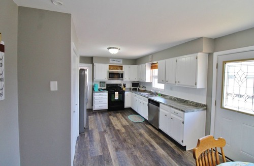 Batavia House | Cheerful 4-bedroom Home with Jacuzzi tub - bathtub