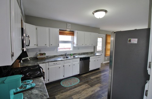 Batavia House | Cheerful 4-bedroom Home with Jacuzzi tub - bathtub