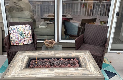 Lake Dalecarlia Cottage | Cheerful lakefront cottage with outdoor fire pit right on Lake Dalecarlia