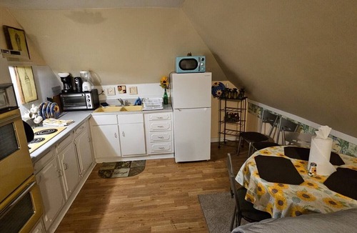 Old North Knoxville Apartment | Cheery Retro: Near Downtown Fun/5 Miles to UT!