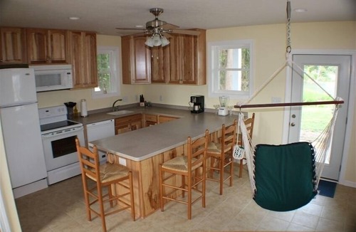Foster Cottage | Chesapeake Bay Waterfront Cottage w/Pool, Pier, Kayaks, Mini golf, Wifi 1BR/1Bth